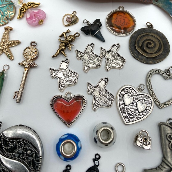 Assorted Jewelry Lot of Charms and Pendants - Picture 6 of 11